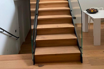 escaleras con barandilla de cristal