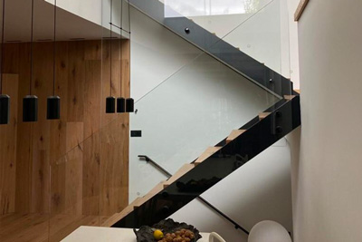 escalera con barandilla de cristal