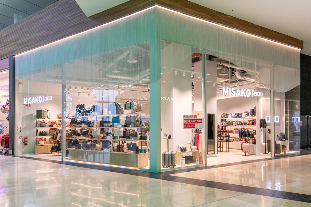 instalación de escaparates en tienda misako de donostia-san sebastián, gipuzkoa