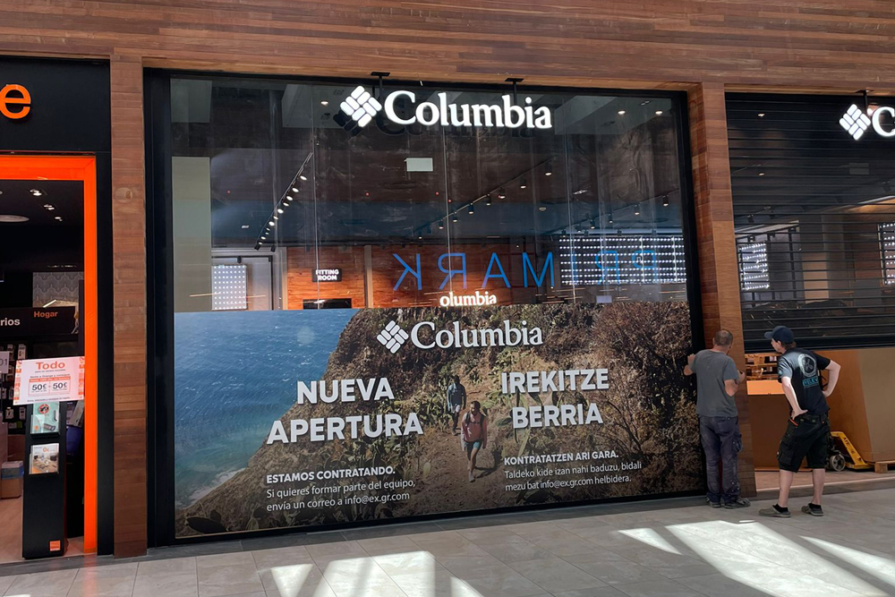 instalación de escaparates en tienda de donostia-san sebastián, gipuzkoa