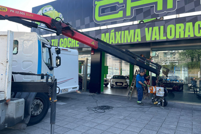 colocación de escaparate de gran tamaño en bergara, gipuzkoa