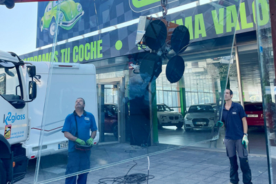 colocación de escaparate de gran tamaño en bergara, gipuzkoa