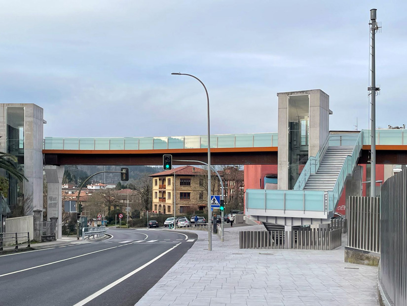 pasarela de vidrio en la estación de zaldibar, bizkaia